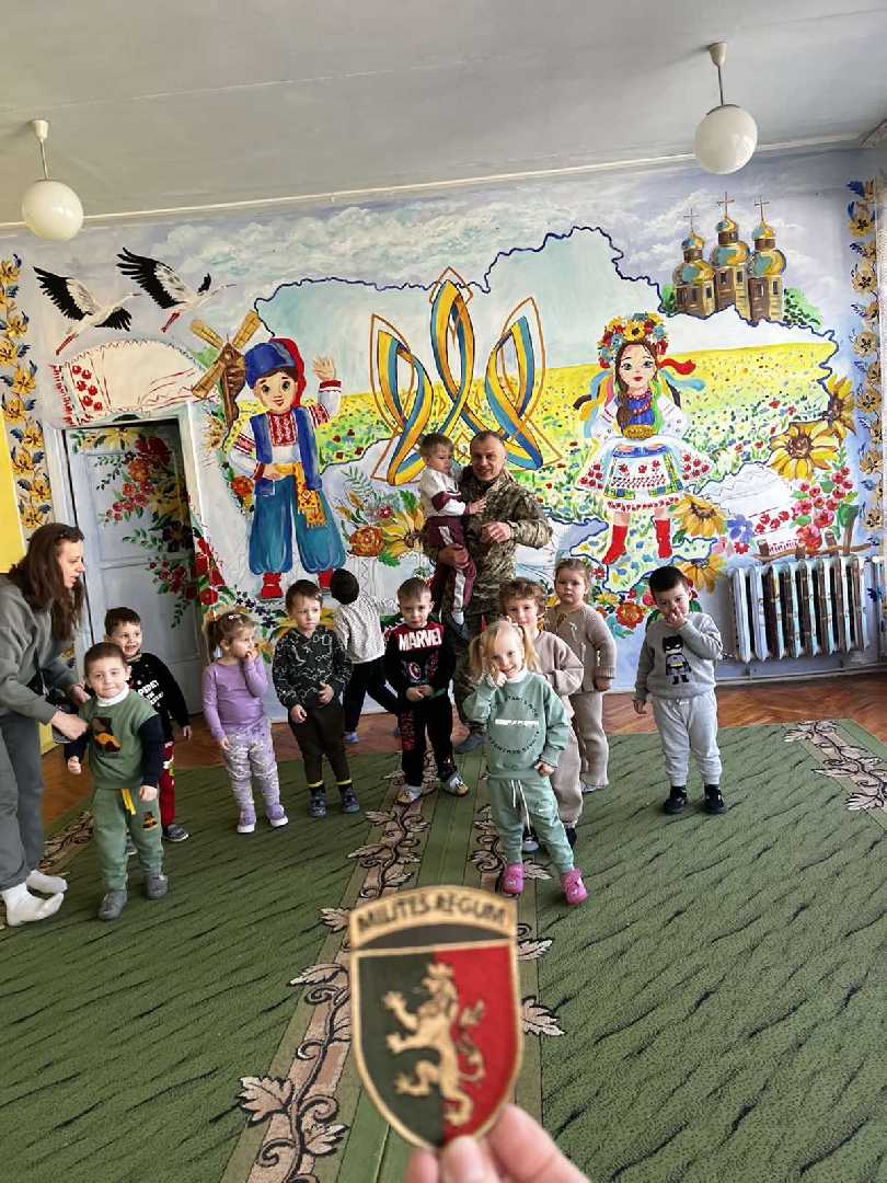 Сльози, які неможливо стримати: найважливіша зустріч у дитячому садку 