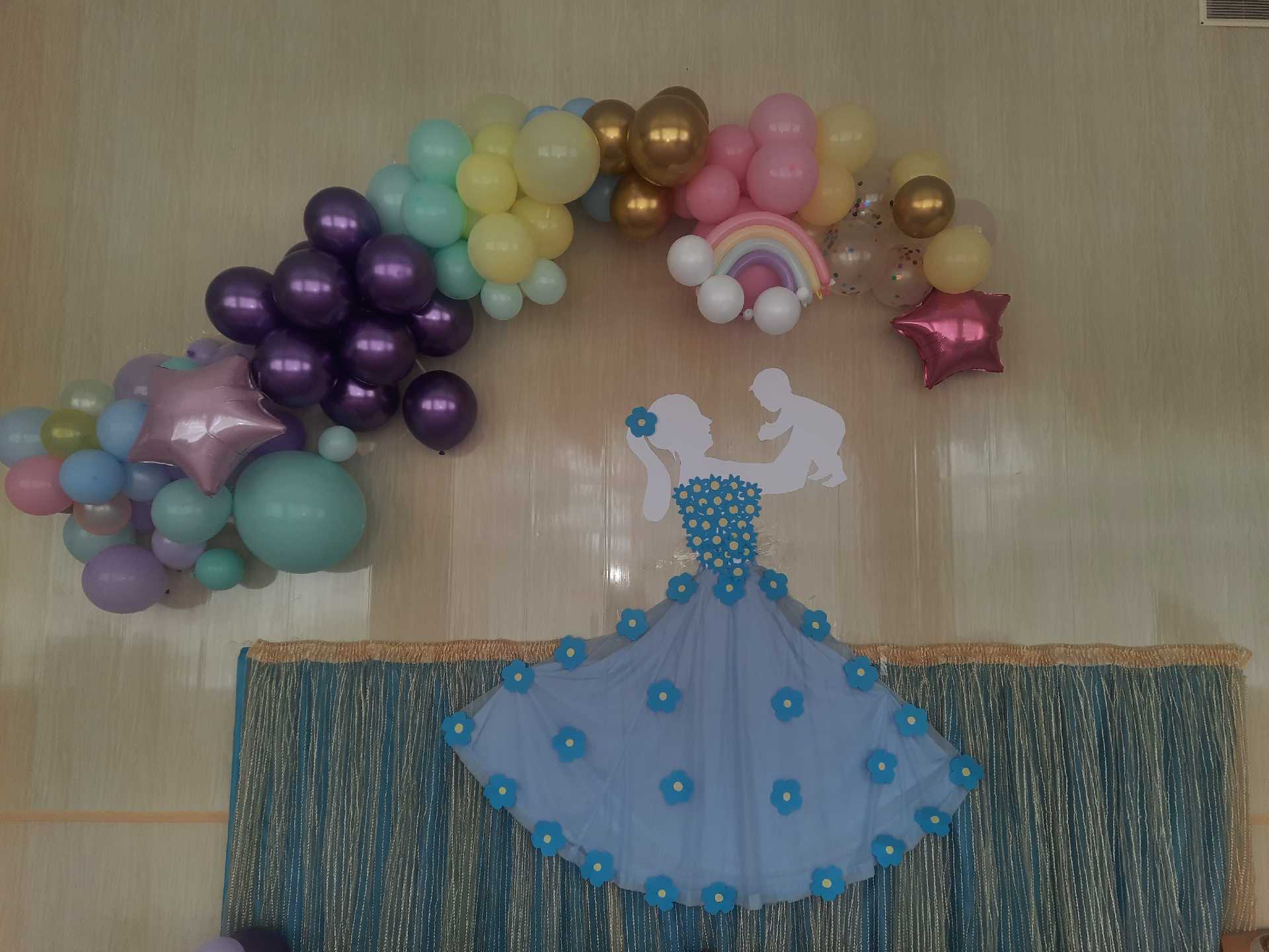 День матері - це гарне свято, любові й радості багато.