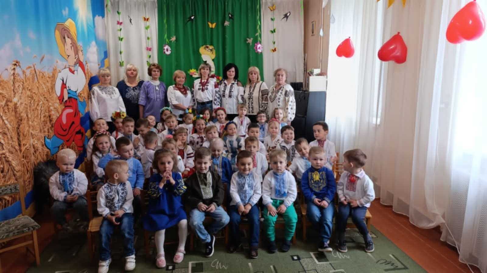 Одягни, Україно, вишиванку!