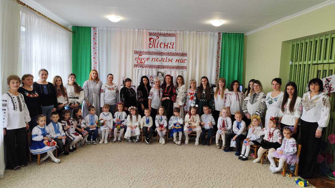 Пісня буде поміж нас.